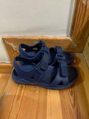 United Colors of Benetton markalı bu lacivərt rəngli səndəllər rahat