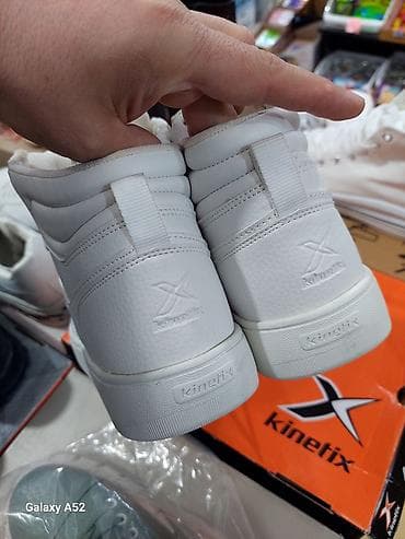 ağ krasovka: Kinetix ağ rəngli uniseks idman ayaqqabısı (high-top) - Marka/model — 2