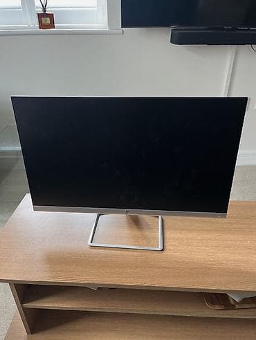 HP 27” LED monitor - Zərif, nazik çərçivəli dizayn, gümüşü dayaq. -