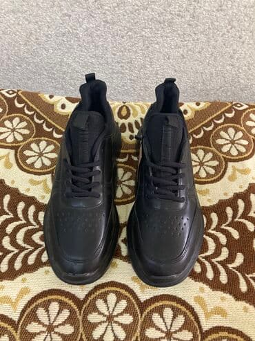 tünd qırmızı qadın krossovkaları: Tonny black - kişi krasovkası . Türkiyənindir. Təzədir. Ölçü- 42 — 2