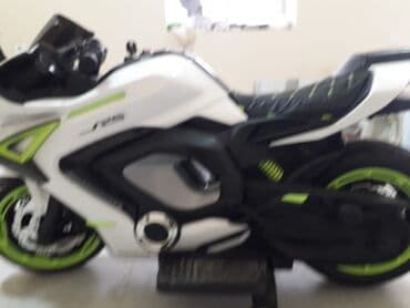 Elektrik motosiklet – sport üslubunda, ağ-yaşıl rəng sxemi ilə — 3