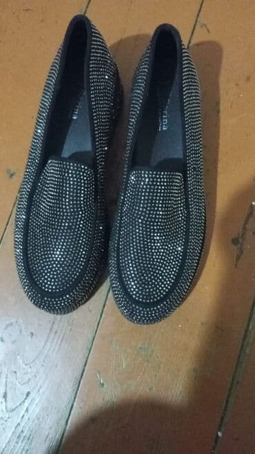 Qadın mokasinləri – qara rəngdə, üstü tam olaraq parlaq daşlarla