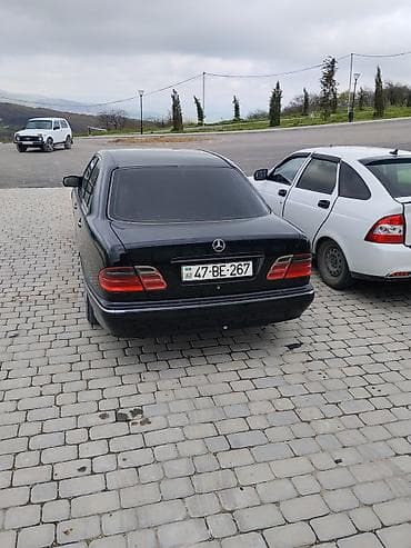 mersedes c200: Mercedes-Benz E-Class (W210) sedan – qara rəng. - Kuzov: 4 qapılı — 1