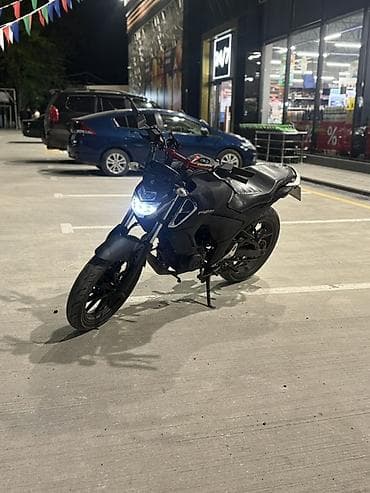 Naked üslubda şəhər motosikleti – sport-tur tərzində. Xüsusiyyətlər