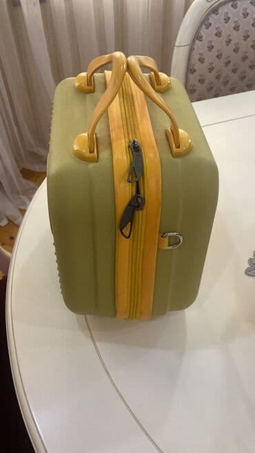 купить бу чемодан: Zeytuni rəngdə səyahət çamadanı. Bu çamadan yuxarı hissədə ikili — 1