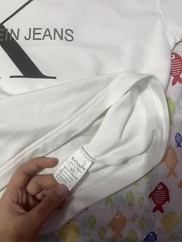 ağ şalvar: Ağ rəngli qısaqoll futbolka – ön hissədə böyük “CK Calvin Klein Jeans” — 2