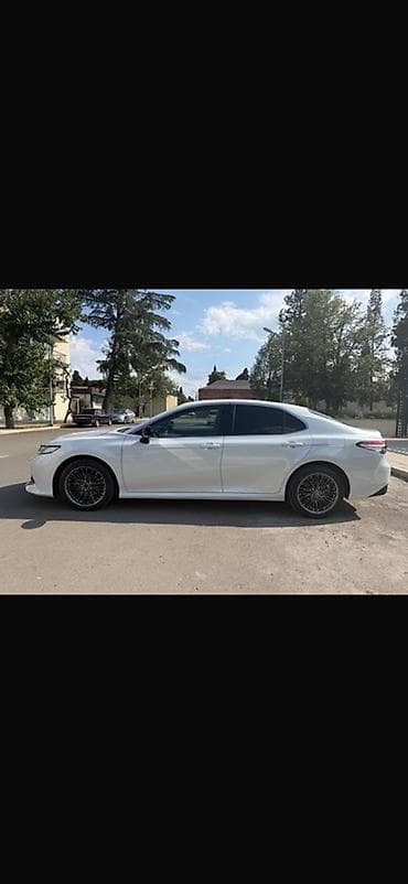 camry stop: Toyota Camry – ağ rəng, sedan kuzov, dinamik və zərif dizayn — 4