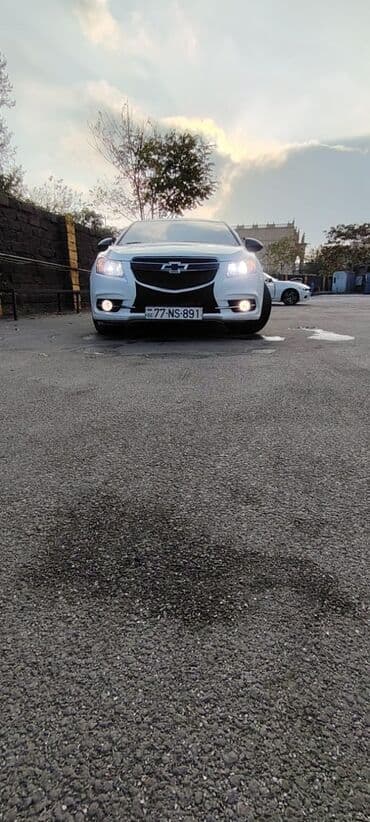 7 nəfərlik maşınlar: Chevrolet Cruze sedan – ağ rəng, ön tərəfdən dinamik və idman üslublu — 1