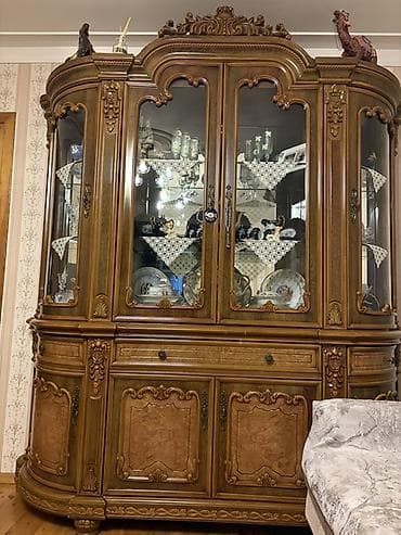 bufet: Klassik üslubda iri vitrin-bufet - Material: massiv ağac və — 1