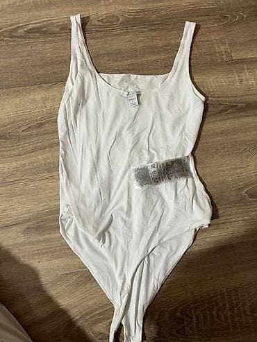 Ağ rəngli qadın bodisi - Model: kvadrat-açıq dekolteli, nazik