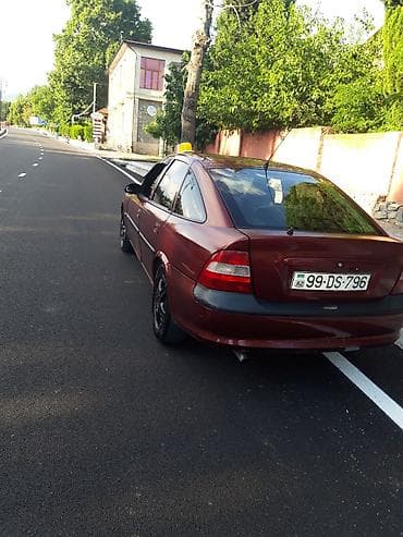 Opel Vectra sedan – vişnə rəngi, 4 qapı, qara disklər, tonlu şüşələr