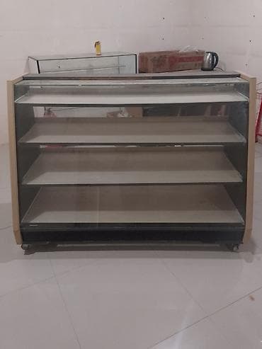 Şüşəli vitrinin-stend - Ön tərəfi temperli şüşədən olan vitrin