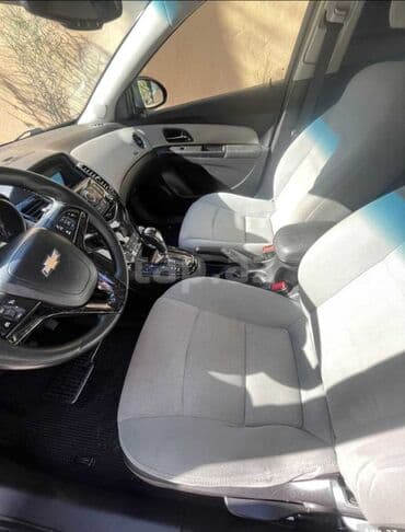 turbo az qız maşınları: Chevrolet Cruze sedan – RS paketli, qırmızı rəng. - Kuzov: 4 qapılı — 10