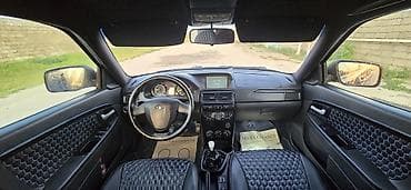 ВАЗ (ЛАДА): Lada Priora hetçbek – tünd mavi rəng Xüsusiyyətlər: - Kuzov: 5 qapılı — 7