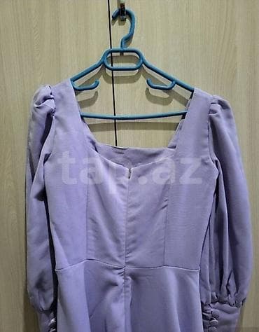 sade ziyafet geyimleri: Bənövşəyi rəngdə zərif qadın donu - Model: A-kəsim, midi uzunluq - — 2