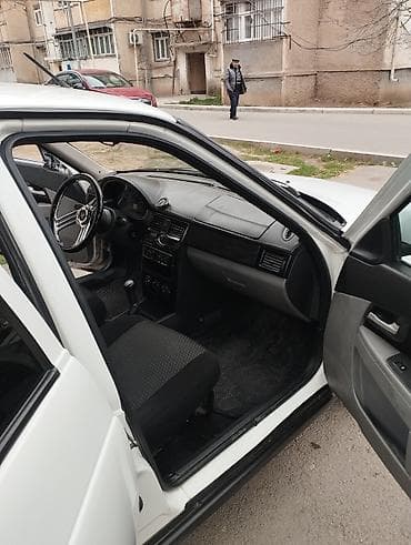 kia az: Ağ rəngli sedan avtomobil - Kuzov: 4 qapılı sedan, arxa hissədə — 7