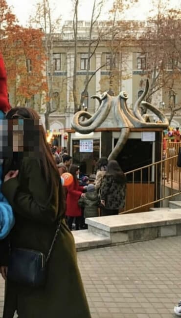 toxunma uşaq paltoları: Tünd yaşıl rəngdə, effektli parça. Uzun qollu, baldırdan aşağı midi — 1