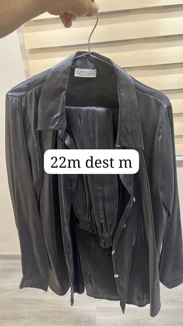 русский мех: Məhsullar: - Qara jilket/ceket: zipli ön hissə, yanlarda qapaqlı və — 2