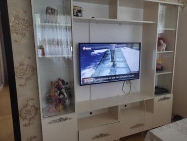 künc rəf: Düz TV altlığı, Polkalı, Laminat — 1