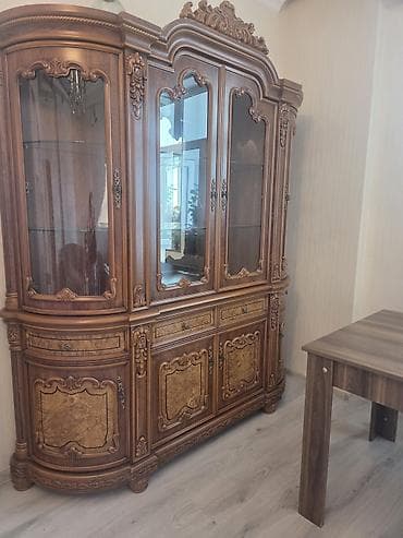 Klassik üslubda yemək otağı mebelləri dəsti. Tərkibi: - Şüşəli