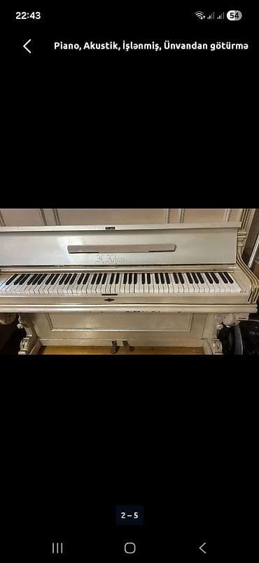 Akkustik pianino – klassik üslubda, dik (upright) model. Korpus