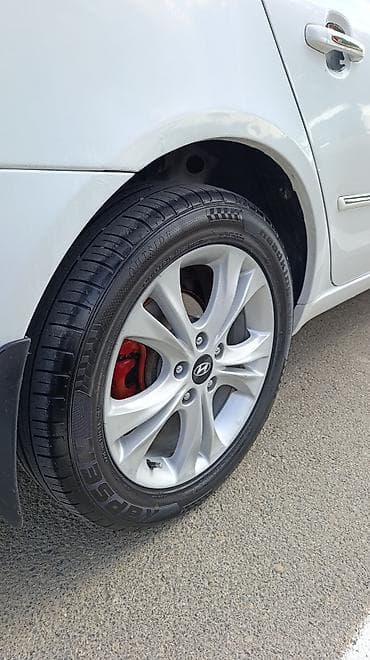 ucuz kask: Hyundai Sonata sedan – ağ rəng, 77-NG-917 nömrə nişanı. Geniş və rahat — 5