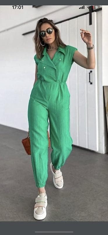 Yaşıl rəngli qadın kombinezonu
Yeni etiketli!
