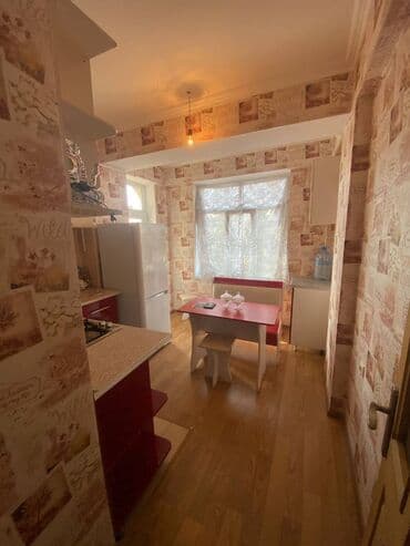 kiraye ev qarayevde: Gənclik m\s-nın düz yanında 5 mərtəbəli binanın 4-cü mərtəbəsində — 17