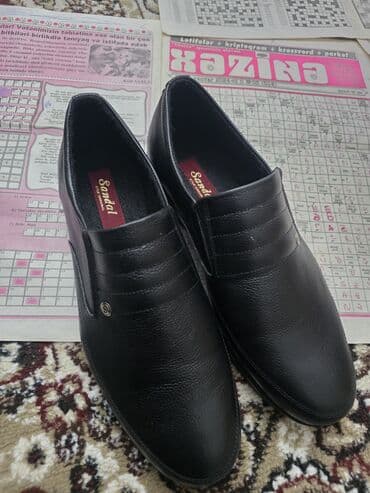 kisi botinkalari: Sandal brendi kişinin gündəlik/klassik slip-on ayaqqabıları . Ölçü — 1