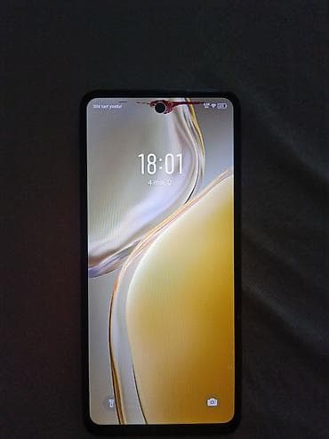 Smartfon – 6,7" təxmini tam ekranlı ön panel, mərkəzdə punch‑hole ön — 2