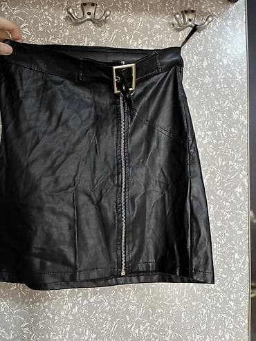 - Üst geyim: uzunqollu, “V” kəsimli bluz. Ön hissədə dekorativ zəncir