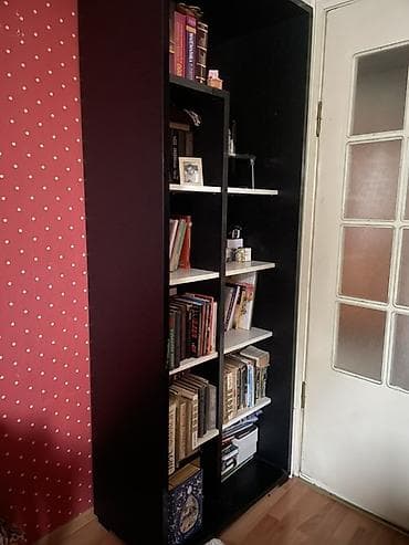 divar şkafı: İki sütunlu kitab rəfi - Rəng: qaraya yaxın tünd gövdə, ağ rəflər — 1