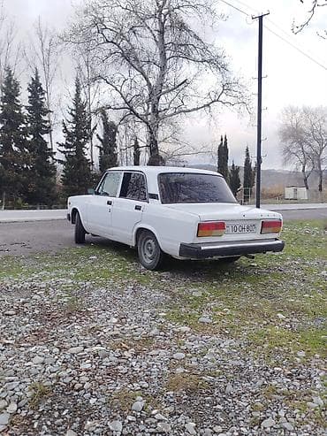 Продажа авто: VAZ 2107, ağ rəng, sedan kuzov. Texniki xüsusiyyətlər: - Benzin — 4