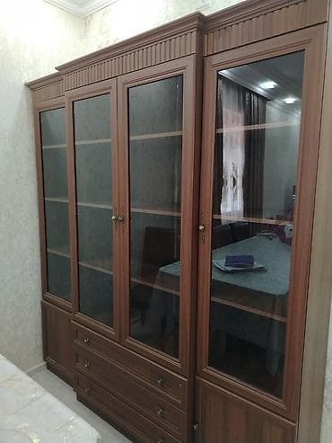 sened dolabi: Klassik tərzli vitrin/dolap - Material: taxta əsaslı korpus, qoz — 2