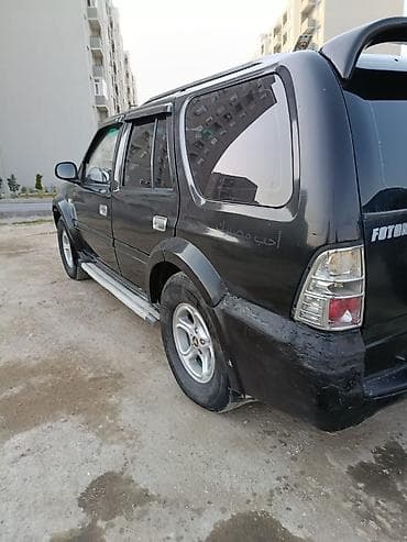 Foton SUV – qara rəng, 5 qapı, tam ölçülü ofroud üslublu kuzov. Yüksək