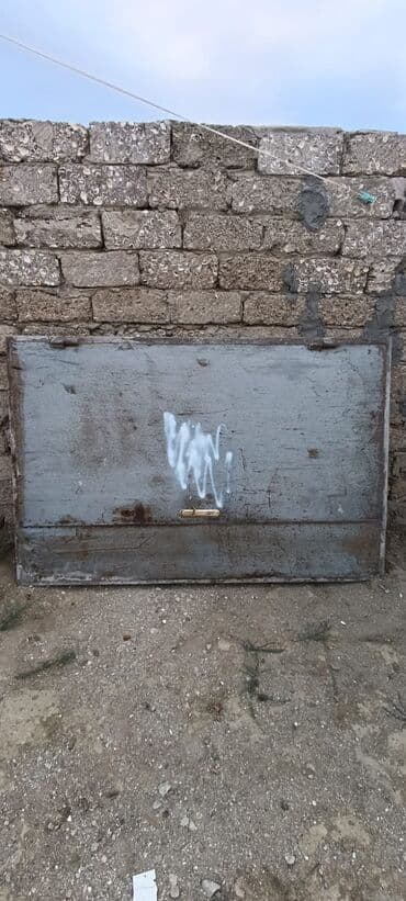 входные двери в баку: Metal qapı. Boz rəngdədir və səthi kobud teksturalıdır. Üst hissəsində — 2