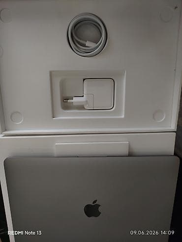 сумка для macbook: Apple noutbuk – Space Gray rəngdə, metal korpus. Qapaqda Apple loqosu — 2