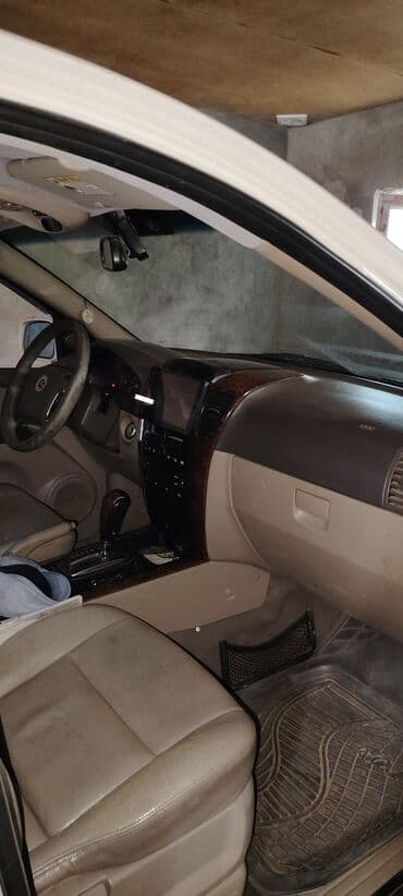 авто запчасти на опель: Ağ rəngdə Kia Sorento avtomobili. Avtomobilin ön hissəsindəki radiator — 11