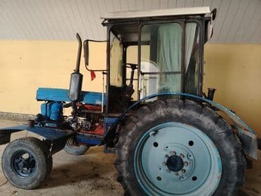 reduktor sürətlər qutusu: Mavi rəngli kabinalı təkərli traktor - Güclü dizel mühərrik (şəkildə — 2