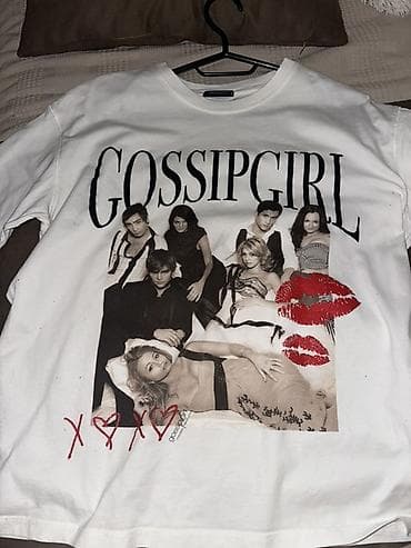 usta geyimi: Bershka “Gossip Girl” temalı ağ köynək - Brend: Bershka (rəsmi — 1