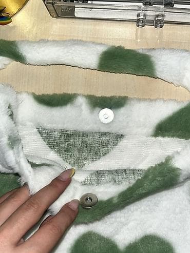 Çantalar: Yumşaq xəz materialdan hazırlanmış çiyin çantası. Ağ fon üzərində — 2