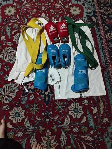 Karate/qəraqate dəsti Tərkib: - Ağ karate kimono (yuxarı və şalvar