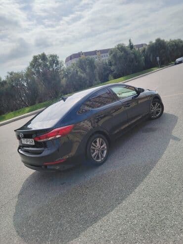 kia ceed 2010: Hyundai Elantra: 2 l | 2018 il Sedan — 5