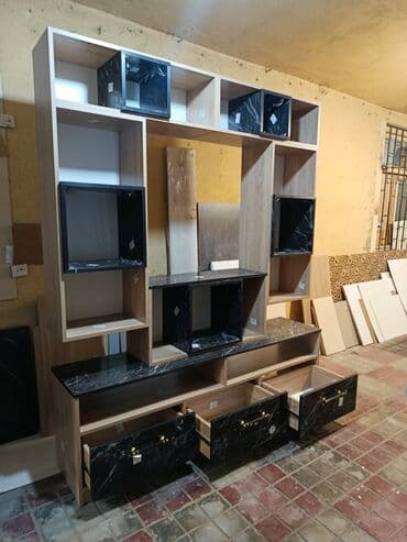 qaradağ kubiki: Düz TV altlığı, Polkalı, Laminat — 2