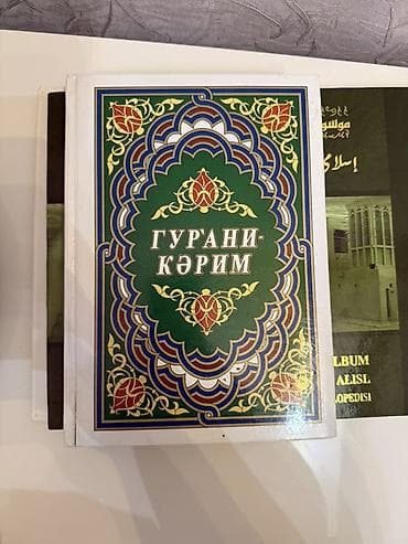 Dini kitablar: İslami kitab dəsti Məzmun: - 2 ədəd klassik üslublu, qəhvəyi rəngli — 2