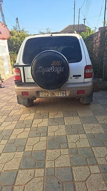 Avtomobil satışı: Kia Sportage 4WD, benzin, avtomat ötürmə. Ağ/göyərti rəng çaları ilə — 4