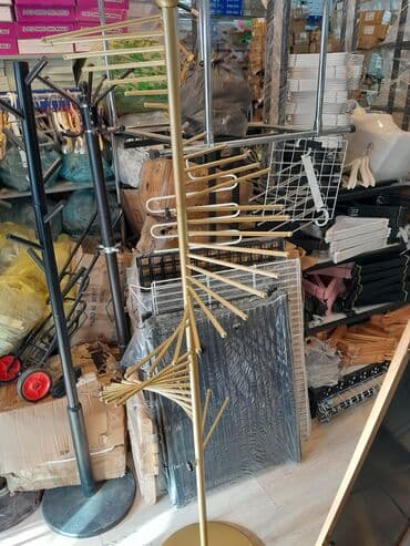 открытая вешалка для одежды: Yüngül qızılı rəngdə metal sərgi rəfi, daxili spiral formalı dizaynı — 1