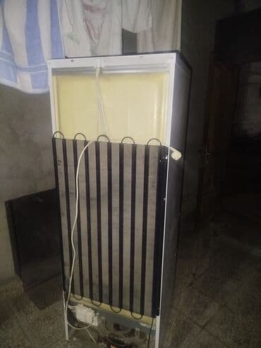 Tavalar: İki qapılı soyuducu - Üst bölmə – soyuducu kamera: 3 şüşə rəf, qapıda — 4