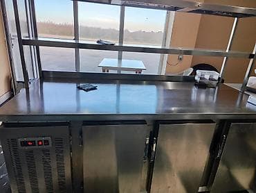 Dondurma aparatları: Pasxa şirniyyatları üçün vitrini və hazırlıq zonası olan tam — 4