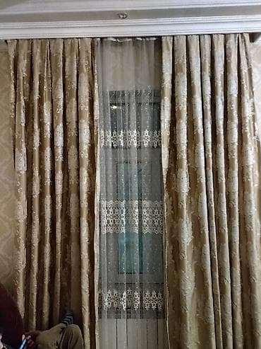 ağ tül perde: - Qonaq otağı üçün klassik dəst: pərdə və xalça. - Pərdə: qalın — 1